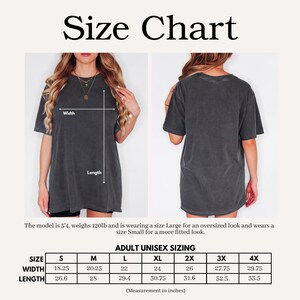 Op de afbeelding: Maattabel voor volwassen unisex maten, metingen in inches. De tabel bevat maten S tot en met 4XL, met breedte- en lengtematen voor elke maat. Het model is 1,63 m lang, weegt 54 kg en draagt maat L.