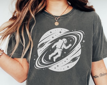T-shirt astronaut, zwaar katoenen uniseks T-shirt, donkergrijs grafisch shirt, kosmische afbeeldingprint