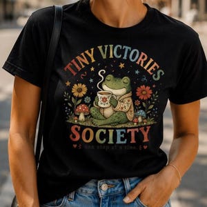 Tiny Victories Frog Shirt, Cottagecore Graphic Tee, Positivt citat, Gåva för teälskare