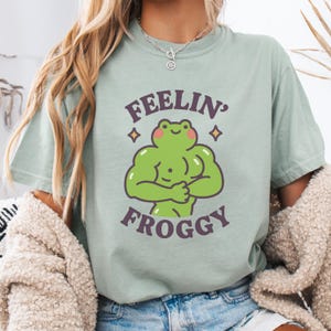 Feelin’ Froggy Shirt Funny Muscle Frog Tee | Cute Gym Meme Shirt | Amphibian Frogcore Gift for Her or Him | Frog Aesthetic | Frog Lover Gift