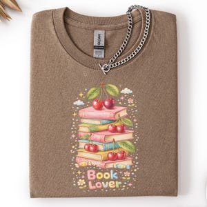 Bokälskare-skjorta, akvarell staplade böcker körsbär-t-shirt, kokett läsning