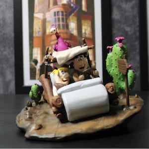 Diorama di auto dei Flintstones / Scena di cartone animato stampata in 3D fatta a mano / Oggetto da collezione dell'età della pietra di Fred e Barney