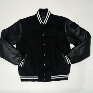 Chaquetas universitarias de lana negra y cuero vacuno negro para hombre, hechas a mano, de primera calidad, con parche "99".