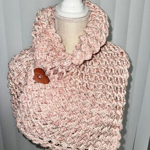 Handgefertigte weiche Rosa häkeln Cowl Halstuch mit hölzernem Herz-Knopf gemütlicher Winter-Mode, grobstrick Schal, Geschenk für Sie