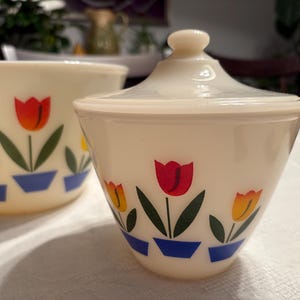 Vintage Fireking Tulip Spritzschale mit Deckel