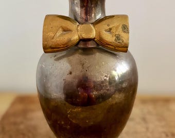Vaso vintage de latão com laço