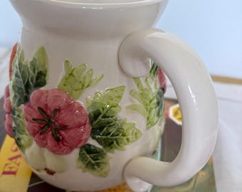 Jarra de loza blanca con motivo vegetal