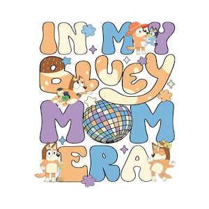 以下が含まれることがあります： レトロなフォントで「IN MY BLUEY MOM ERA」というテキストが書かれたグラフィックデザイン。漫画のキャラクターとディスコボールが描かれています。オレンジ、青、紫、白のカラーパレットを使用しています。