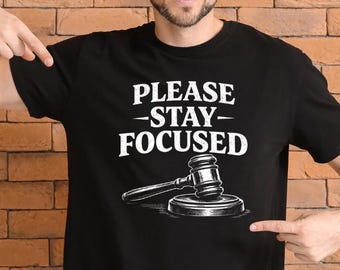 Bitte bleiben Sie fokussiertes Shirt, Hof-Zitat-Grafik-T-Shirt, minimalistische Streetwear, Hammer-Design