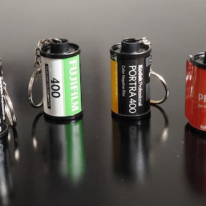 Llavero con bote de película de 35 mm