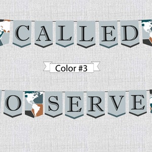 K&ouml;nnte beinhalten: Ein graues und schwarzes Banner mit den Worten "CALLED TO SERVE" in schwarzen Buchstaben. Jeder Buchstabe befindet sich auf einer separaten Flagge mit einem Weltkartenmotiv in Blaut&ouml;nen, Braun und Wei&szlig;.