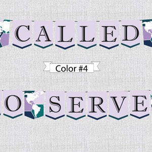 K&ouml;nnte beinhalten: Ein lila-wei&szlig;es Banner mit den Worten "CALLED TO SERVE" in schwarzer Schrift. Das Banner hat an jedem Ende ein Weltkartenmotiv.