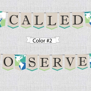 K&ouml;nnte beinhalten: Ein Banner mit den Worten "CALLED TO SERVE" in schwarzen Buchstaben auf beigefarbenem Hintergrund. Jeder Buchstabe befindet sich auf einer separaten Flagge mit einem Weltkartenmotiv in Blau, Gr&uuml;n und Wei&szlig;. Der Text "Color #2" befindet sich unter dem Banner.