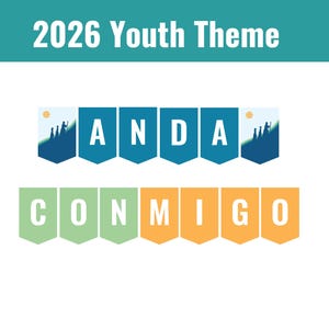 Könnte beinhalten: Ein türkisfarbenes Banner mit dem Text "2026 Youth Theme" oben. Darunter zeigt ein Banner die Worte "ANDA CONMIGO" in weißen Buchstaben auf türkisfarbenen, grünen und orangefarbenen Wimpeln. Das Design beinhaltet Silhouetten von Menschen.