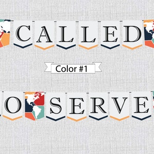 K&ouml;nnte beinhalten: Ein wei&szlig;es Banner mit den Worten "CALLED TO SERVE" in schwarzen Buchstaben. Jeder Buchstabe befindet sich auf einer separaten Flagge mit einem Weltkartenmotiv in Rot, Orange, Blau und Gr&uuml;n. Die Flaggen sind durch eine Schnur verbunden.