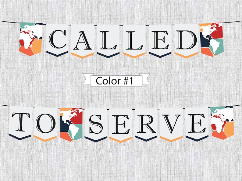 K&ouml;nnte beinhalten: Ein wei&szlig;es Banner mit den Worten "CALLED TO SERVE" in schwarzen Buchstaben. Jeder Buchstabe befindet sich auf einer separaten Flagge mit einem Weltkartenmotiv in Rot, Orange, Blau und Gr&uuml;n. Die Flaggen sind durch eine Schnur verbunden.