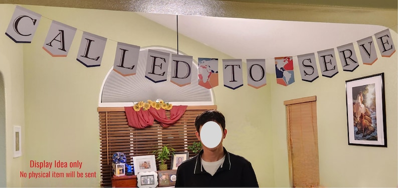 K&ouml;nnte beinhalten: Ein Banner mit dem Text "Called to Serve" h&auml;ngt von der Decke. Das Banner ist aus grauem und orangefarbenem Papier mit wei&szlig;em Hintergrund. Das Banner ist mit Bildern von Menschen und einem Globus verziert.