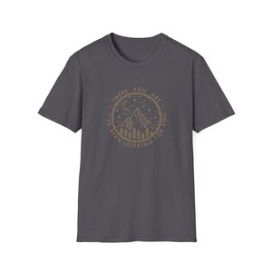 Koszulka unisex z powieścią fantasy, koszulka z nadrukiem w stylu softstyle, inspirujący prezent, koszulka dla miłośników książek, romantyczny prezent