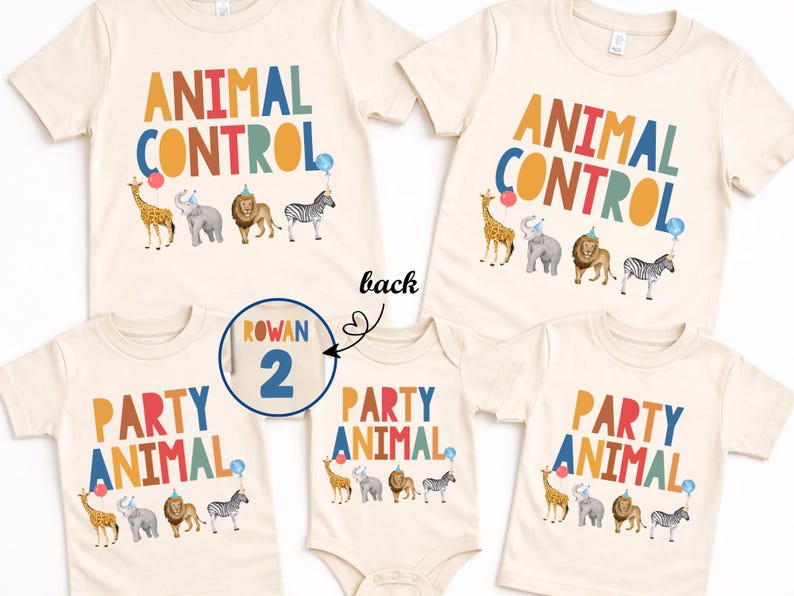 Pu&ograve; includere: T-shirt e body color crema con testo colorato e grafica di animali. Le magliette riportano "ANIMAL CONTROL" e "PARTY ANIMAL" con illustrazioni di giraffa, elefante, leone e zebra. Un cerchio mostra il numero 2.