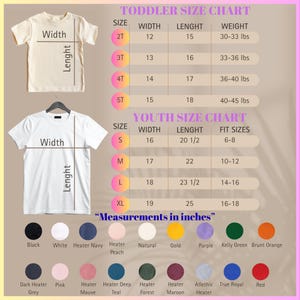 以下が含まれることがあります： 幼児と若者向けのTシャツのサイズチャートで、インチ単位の測定値が記載されています。チャートには、幼児向けのサイズ、幅、長さ、重量、および若者向けの幅、長さ、フィットサイズが含まれています。下部にはカラーサンプルが表示されています。