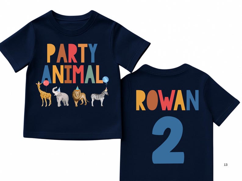Pu&ograve; includere: T-shirt blu navy per bambini piccoli con la scritta "PARTY ANIMAL" in lettere colorate e illustrazioni di animali. Il retro della maglietta mostra il nome "ROWAN" e il numero "2" in una combinazione di colori coordinata.