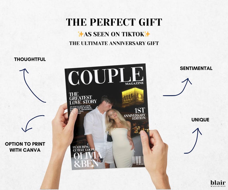 K&ouml;nnte beinhalten: Ein Magazin-Cover mit dem Titel "COUPLE" und dem Text "THE GREATEST LOVE STORY" wird von H&auml;nden gehalten. Das Cover zeigt ein Foto eines Paares und den Text "1ST ANNIVERSARY EDITION". Der Text "THE PERFECT GIFT" und "AS SEEN ON TIKTOK" stehen oben.