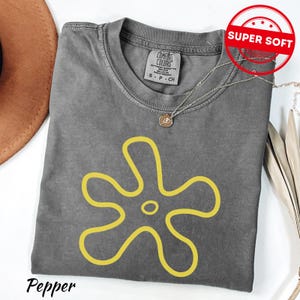 Camiseta de Bob Esponja con flores / Comfort Colors® / Camiseta divertida de dibujos animados / Regalo para fans de Bob Esponja / Camiseta nostálgica de los 90 / Camiseta unisex con meme gráfico