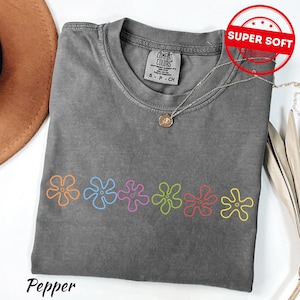 Camiseta con flores de Bob Esponja / Comfort Colors® / Camiseta divertida de dibujos animados / Regalo para fans de Bob Esponja / Camiseta nostálgica de los 90 / Camiseta unisex con meme gráfico