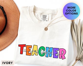 Camiseta personalizada para profesor/a, camiseta personalizada con nombre y letras arcoíris, camiseta colorida para profesor/a, regalo de vuelta al cole, camiseta personalizada para profesor/a (Sra./Sr.)