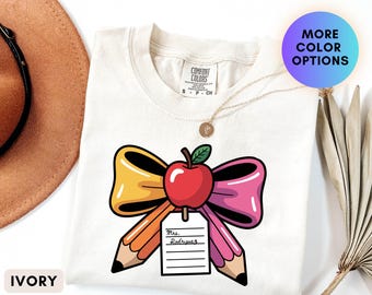 Camiseta personalizada para profesor/a, camiseta con lazo y nombre personalizado con diseño de manzana, camiseta para profesor/a con etiqueta de lápiz, regalo de vuelta al cole, camiseta personalizada para profesor/a (Sra./Sr.)