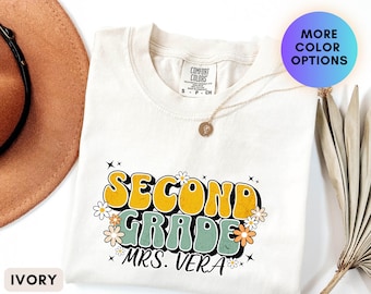 Camiseta personalizada para profesores, camiseta con nombre y grado personalizados, camiseta retro con margaritas para el Día del Maestro, regalo de regreso a clases, camiseta personalizada para profesores (Sra./Sr.)