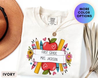 Camiseta personalizada para profesor/a, camiseta con nombre y grado personalizados, camiseta para profesor/a con diseño de Apple Notebook, regalo de vuelta al cole, camiseta personalizada para profesor/a (Sra./Sr.)