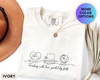 Camiseta "Enseñando con amor guiado por la fe", camiseta minimalista para profesor cristiano, camiseta de regalo para profesor basado en la fe con diseño lineal, profesor basado en la fe