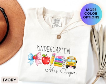Camiseta personalizada para maestra de jardín de infantes, camiseta con nombre de grado personalizado, camiseta de maestra con diseño de autobús escolar y manzana, regalo de regreso a clases, Sra. Sr. Maestra