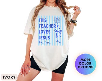 Camiseta "Esta maestra ama a Jesús" personalizada, camiseta cristiana para maestra con nombre personalizado, regalo para maestra de fe, camiseta para escuela religiosa, enseñanza