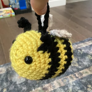 Cute bee plush optional keychain customization, crocheted stuffed plush