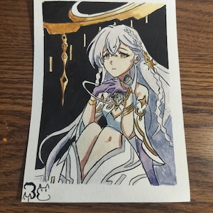 Puede incluir: Ilustración en acuarela de un personaje con largo cabello blanco, vistiendo un atuendo blanco y dorado con detalles morados. La obra presenta un halo y elementos decorativos sobre un fondo negro.