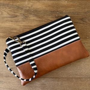 Cartera de mano para iPhone de piel vegana a rayas