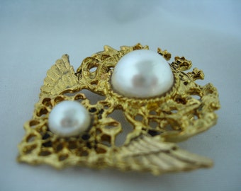 Vintage Brooch - Pin - Filigree Wings with  2 Pearls- Ornamental -Gold Metal - Fashion Jewelry -  White Bead Pearl