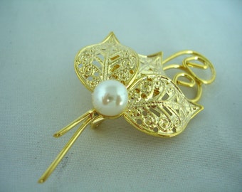 Vintage Brooch - Pin - Filigree Leaves with Pearl- Gold Metal - Fashion Jewelry -  White Bead Pearl