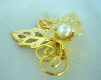 Vintage Brooch - Pin - Filigree Leaves with Pearl- Gold Metal - Fashion Jewelry -  White Bead Pearl