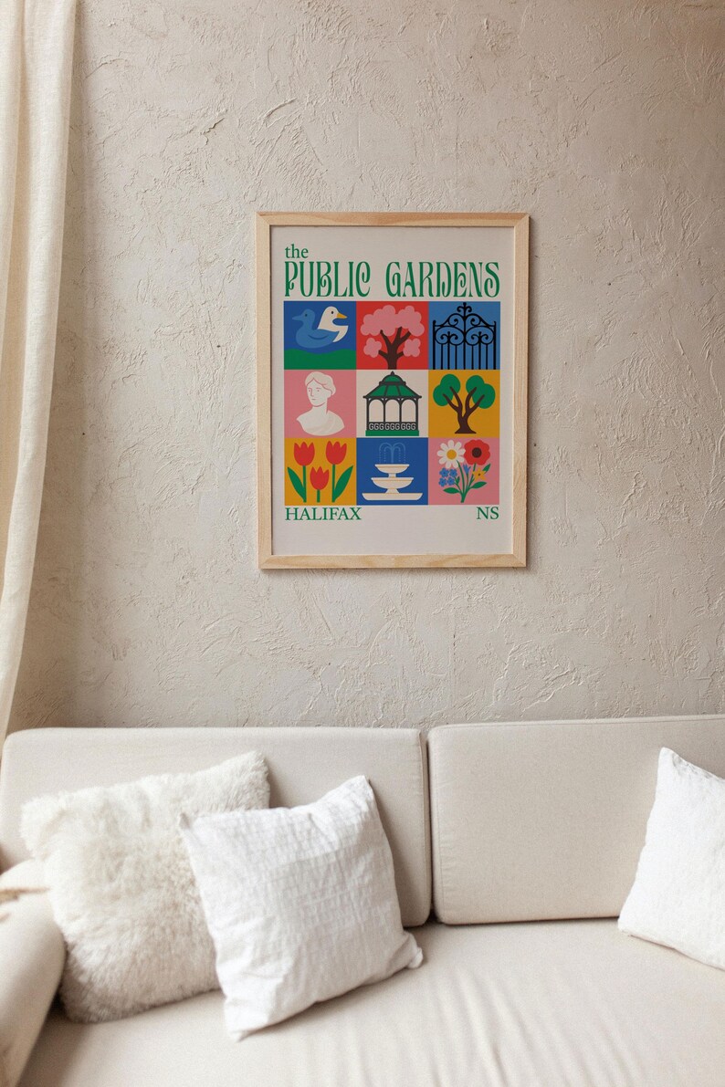 Op de afbeelding: Een ingelijste kunstafdruk getiteld "The Public Gardens" met kleurrijke illustraties van een zwaan, boom, poort, buste, prieel, boom, tulpen, fontein en bloemen. De print zit in een licht houten frame.