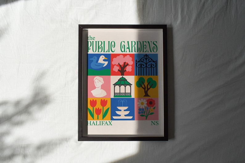 Op de afbeelding: Een ingelijste poster met een kleurrijk, geometrisch ontwerp met illustraties van een eend, boom, poort, buste, prieel, bloemen en tulpen. De tekst "THE PUBLIC GARDENS HALIFAX NS" wordt weergegeven in groen en wit.