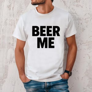 Camiseta Beer Me, divertida camiseta de cerveza, regalo para él, camiseta de cerveza, regalo para amantes de la cerveza, camiseta para amantes de la cerveza, regalo para papá, camiseta para beber