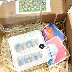 Elegant Daisy Blue Cat Eye Nails - Short Square Press Ons, Reusable and Convenient - Ships Fast, No Extra Cost for Canada