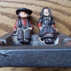 Vintage Wilton Cast Iron Amish Couple Ashtray