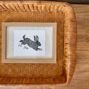 Stampa linoleografica di un coniglio - Stampa artistica di una lepre stampata a mano in inchiostro nero, senza cornice
