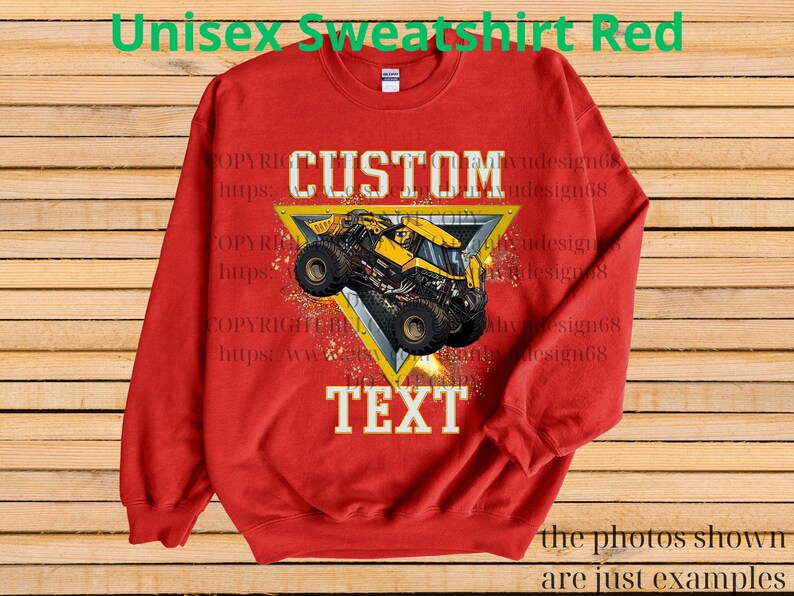 K&ouml;nnte beinhalten: Ein rotes Unisex-Sweatshirt mit einem gelb-schwarzen Monstertruck-Design in einem gelben Dreieck. Die W&ouml;rter "CUSTOM" und "TEXT" sind deutlich sichtbar. Oben auf dem Sweatshirt steht "Unisex Sweatshirt Red".