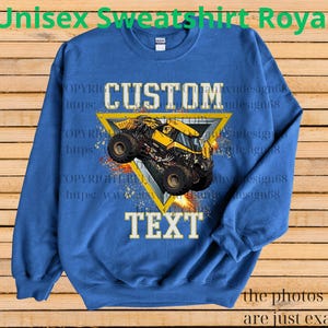 K&ouml;nnte beinhalten: K&ouml;nigsblaues Unisex-Sweatshirt mit individuellem Design. Das Design zeigt einen gelben Monstertruck in einem gelben Dreieck, mit dem Wort "CUSTOM" dar&uuml;ber und "TEXT" darunter. Der Text "Unisex Sweatshirt Royal" steht oben.