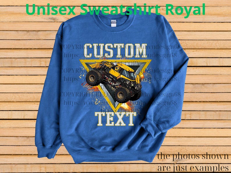 K&ouml;nnte beinhalten: K&ouml;nigsblaues Unisex-Sweatshirt mit individuellem Design. Das Design zeigt einen gelben Monstertruck in einem gelben Dreieck, mit dem Wort "CUSTOM" dar&uuml;ber und "TEXT" darunter. Der Text "Unisex Sweatshirt Royal" steht oben.